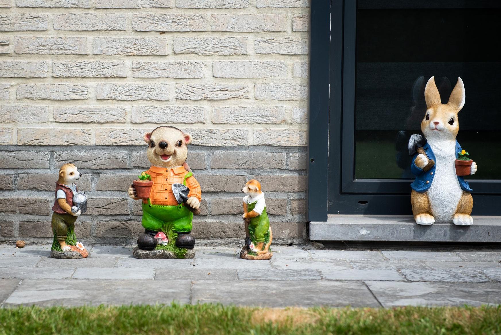 Vier sprookjesachtige dieren op een terras voor een raam Garden ID