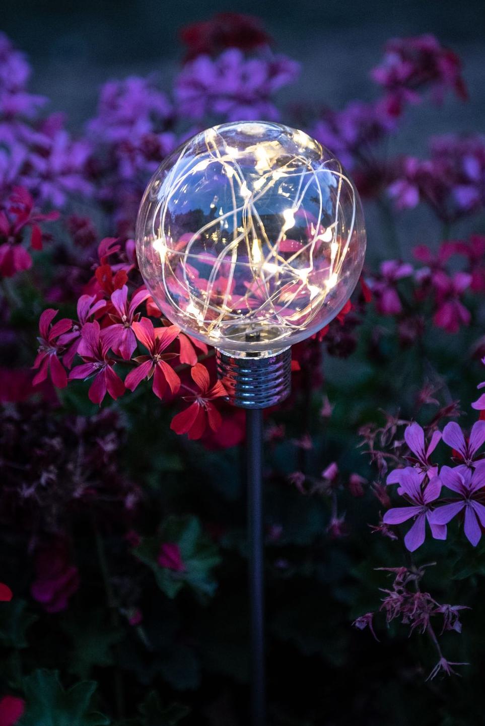 Decoratieve solarlamp op een paal met een bol met daarin een gloeidraad met kleine lampjes Garden ID