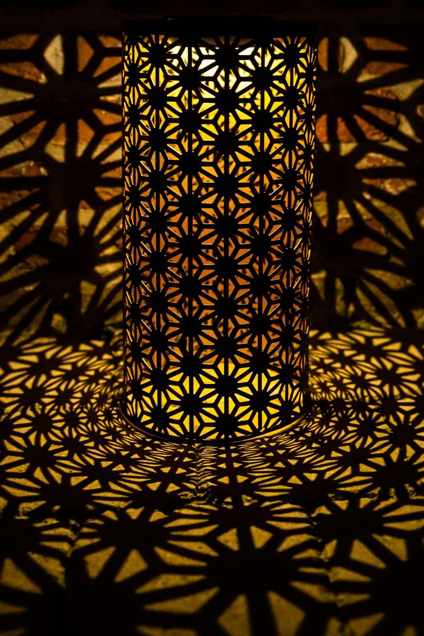 Lantaarn op zonne-energie van zwart metaal met gouden binnenkant en geometrische vormen Garden ID