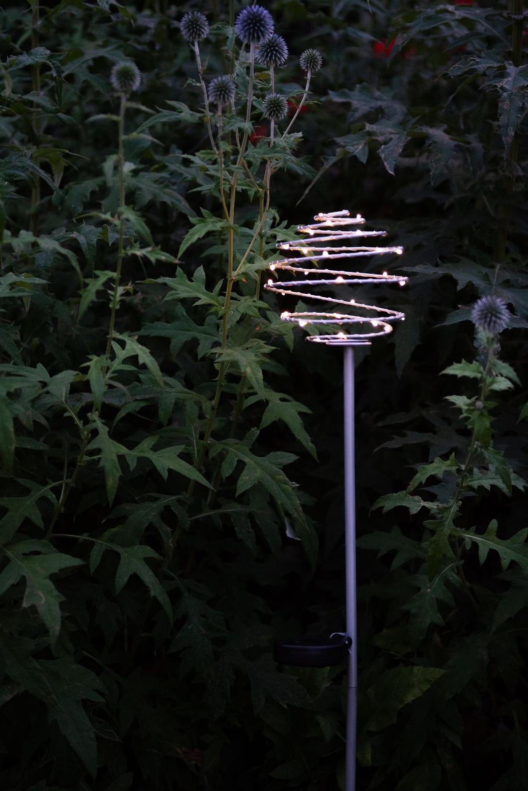 Garden ID Solarpoller mit Glühfaden auf Feder in silberner Farbe.