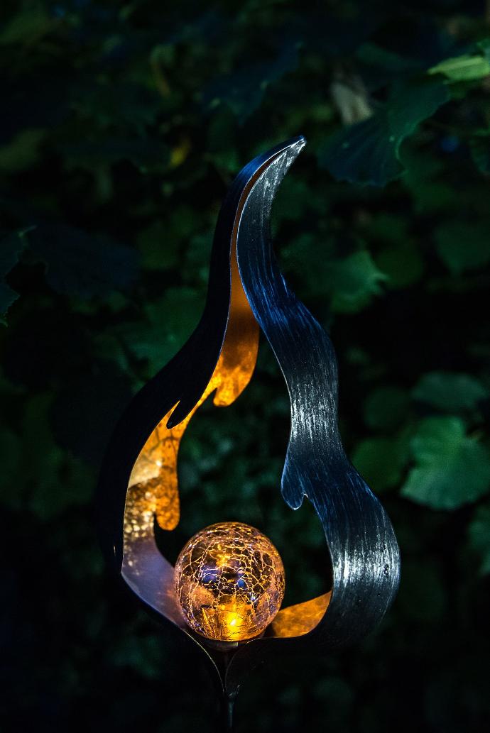 Garden ID Flame-effect solar lamp