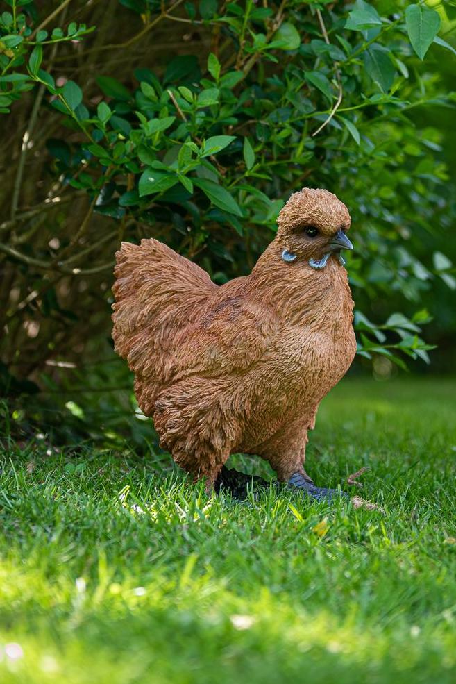 Een hyperrealistisch beeld van een bruine kip in een tuin Garden ID