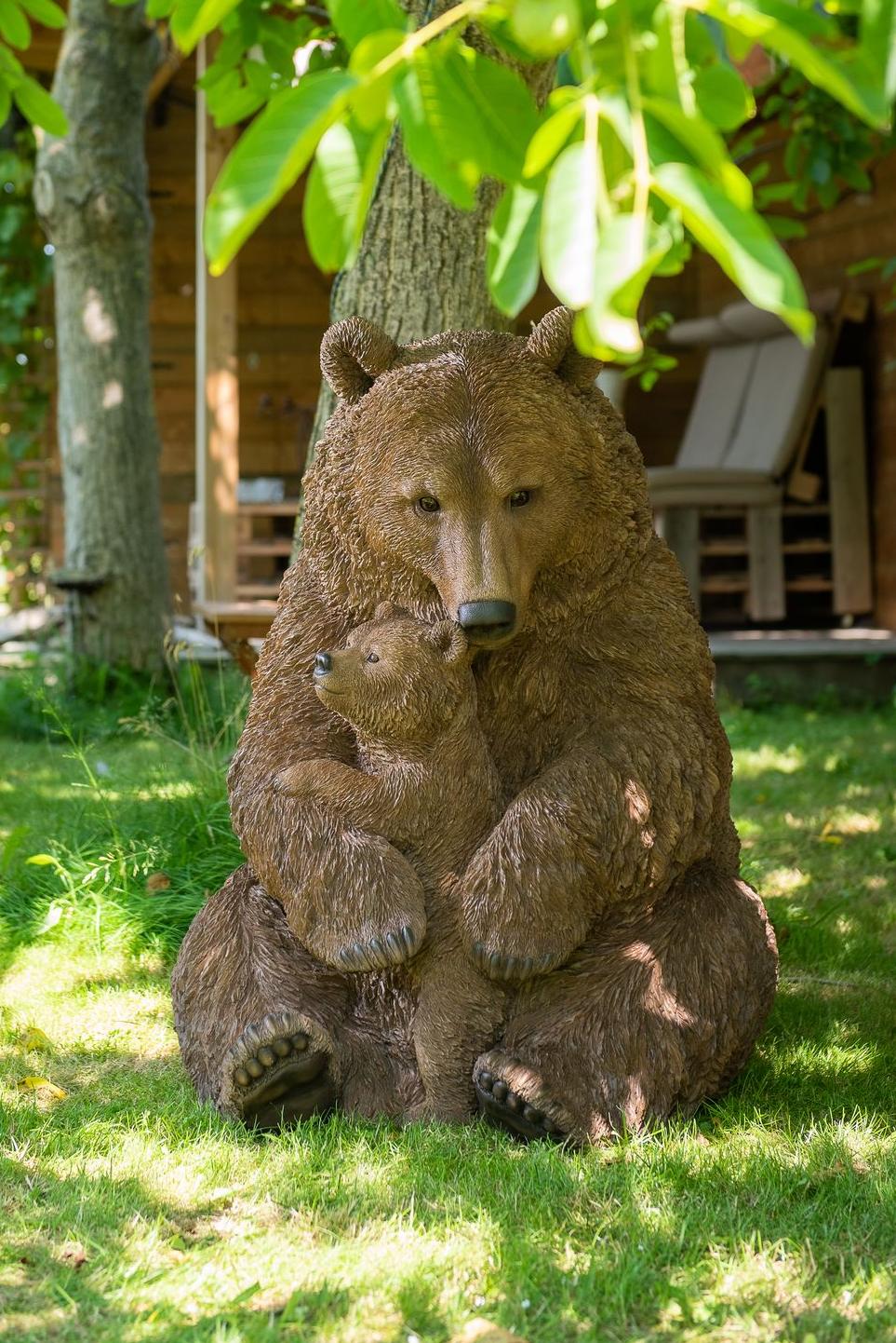 Een hyperrealistisch beeld van een mama beer met haar baby onder een boom in een tuin Garden ID